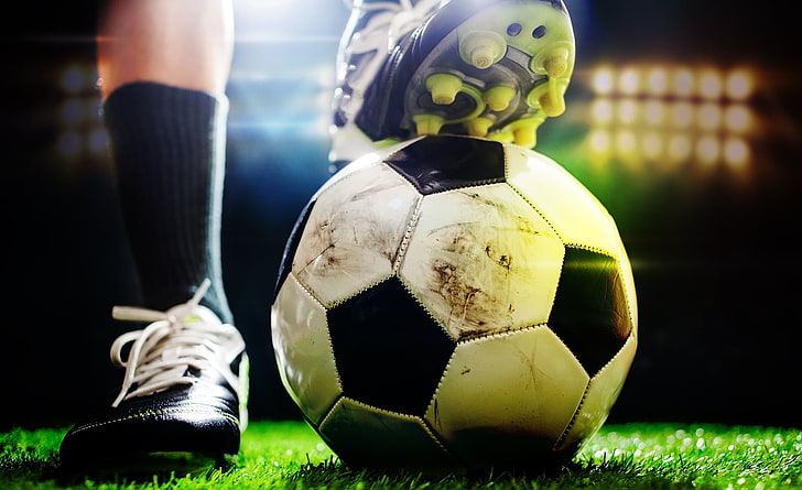 体育场墙内外的喧哗声！塑胶跑道材料散发刺鼻气味引围观。